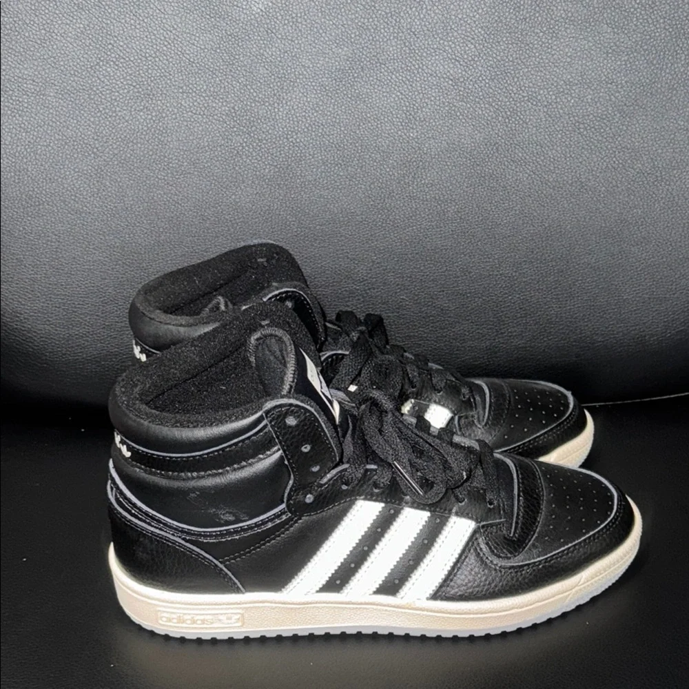 Adidas Black and White Sneakers Classic‎ Low-Top Design